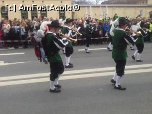 [P55] Munchen - Parada de Sf Patrick, daca va uitati la ultimul cantareti vedeti in spatele lui un bebe care doarme fara nici o jena.  » foto by mishu
 - 
<span class="allrVoted glyphicon glyphicon-heart hidden" id="av950341"></span>
<a class="m-l-10 hidden" id="sv950341" onclick="voting_Foto_DelVot(,950341,4310)" role="button">șterge vot <span class="glyphicon glyphicon-remove"></span></a>
<a id="v9950341" class=" c-red"  onclick="voting_Foto_SetVot(950341)" role="button"><span class="glyphicon glyphicon-heart-empty"></span> <b>LIKE</b> = Votează poza</a> <img class="hidden"  id="f950341W9" src="/imagini/loader.gif" border="0" /><span class="AjErrMes hidden" id="e950341ErM"></span>