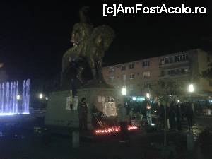 [P23] Statuia ecvestră a lui Decebal amplasată în Piața Revoluției din Deva » foto by costy69*
 - 
<span class="allrVoted glyphicon glyphicon-heart hidden" id="av692853"></span>
<a class="m-l-10 hidden" id="sv692853" onclick="voting_Foto_DelVot(,692853,4370)" role="button">șterge vot <span class="glyphicon glyphicon-remove"></span></a>
<a id="v9692853" class=" c-red"  onclick="voting_Foto_SetVot(692853)" role="button"><span class="glyphicon glyphicon-heart-empty"></span> <b>LIKE</b> = Votează poza</a> <img class="hidden"  id="f692853W9" src="/imagini/loader.gif" border="0" /><span class="AjErrMes hidden" id="e692853ErM"></span>