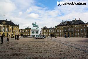 [P24] Piata Palatului Amalienborg » foto by DOINITA
 - 
<span class="allrVoted glyphicon glyphicon-heart hidden" id="av631552"></span>
<a class="m-l-10 hidden" id="sv631552" onclick="voting_Foto_DelVot(,631552,4424)" role="button">șterge vot <span class="glyphicon glyphicon-remove"></span></a>
<a id="v9631552" class=" c-red"  onclick="voting_Foto_SetVot(631552)" role="button"><span class="glyphicon glyphicon-heart-empty"></span> <b>LIKE</b> = Votează poza</a> <img class="hidden"  id="f631552W9" src="/imagini/loader.gif" border="0" /><span class="AjErrMes hidden" id="e631552ErM"></span>