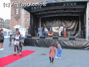 [P04] Festivalul de muzică africană din Piața Primăriei, aici în pauza din jurul prânzului » foto by Aurici
 - 
<span class="allrVoted glyphicon glyphicon-heart hidden" id="av792237"></span>
<a class="m-l-10 hidden" id="sv792237" onclick="voting_Foto_DelVot(,792237,4424)" role="button">șterge vot <span class="glyphicon glyphicon-remove"></span></a>
<a id="v9792237" class=" c-red"  onclick="voting_Foto_SetVot(792237)" role="button"><span class="glyphicon glyphicon-heart-empty"></span> <b>LIKE</b> = Votează poza</a> <img class="hidden"  id="f792237W9" src="/imagini/loader.gif" border="0" /><span class="AjErrMes hidden" id="e792237ErM"></span>