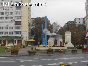 [P19] Galați - Faleza Dunării la Galați.  Monumentele Elice și I.C. Brătianu. » foto by iulianic
 - 
<span class="allrVoted glyphicon glyphicon-heart hidden" id="av1197805"></span>
<a class="m-l-10 hidden" id="sv1197805" onclick="voting_Foto_DelVot(,1197805,4457)" role="button">șterge vot <span class="glyphicon glyphicon-remove"></span></a>
<a id="v91197805" class=" c-red"  onclick="voting_Foto_SetVot(1197805)" role="button"><span class="glyphicon glyphicon-heart-empty"></span> <b>LIKE</b> = Votează poza</a> <img class="hidden"  id="f1197805W9" src="/imagini/loader.gif" border="0" /><span class="AjErrMes hidden" id="e1197805ErM"></span>