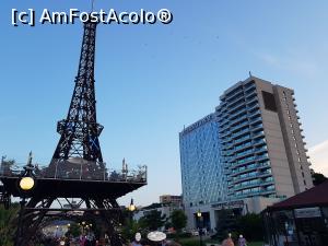 [P12] Turnul Eiffel în miniatură are o terasă suspendată deasupra aleii. Este un loc unde mulți dintre turiști se opresc pentru a realiza fotografii.  » foto by Floryn81
 - 
<span class="allrVoted glyphicon glyphicon-heart hidden" id="av1082385"></span>
<a class="m-l-10 hidden" id="sv1082385" onclick="voting_Foto_DelVot(,1082385,4546)" role="button">șterge vot <span class="glyphicon glyphicon-remove"></span></a>
<a id="v91082385" class=" c-red"  onclick="voting_Foto_SetVot(1082385)" role="button"><span class="glyphicon glyphicon-heart-empty"></span> <b>LIKE</b> = Votează poza</a> <img class="hidden"  id="f1082385W9" src="/imagini/loader.gif" border="0" /><span class="AjErrMes hidden" id="e1082385ErM"></span>