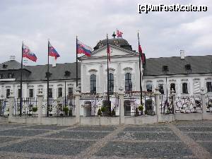 [P13] Palatul Grassalkovich este o cladire cu un etaj, cu un hol central in stil spaniol ramificat în doua scari cu statui reprezentand cele patru anotimpuri. Dupa reconstructia sa la inceputul anilor'90, palatul a devenit resedinta presedintelui Slovaciei. Gradinile sale imense sunt acum un parc public, completate cu o statuie a compozitorului slovac Jan Nepomuk Hummel.  » foto by stellinna
 - 
<span class="allrVoted glyphicon glyphicon-heart hidden" id="av678142"></span>
<a class="m-l-10 hidden" id="sv678142" onclick="voting_Foto_DelVot(,678142,4596)" role="button">șterge vot <span class="glyphicon glyphicon-remove"></span></a>
<a id="v9678142" class=" c-red"  onclick="voting_Foto_SetVot(678142)" role="button"><span class="glyphicon glyphicon-heart-empty"></span> <b>LIKE</b> = Votează poza</a> <img class="hidden"  id="f678142W9" src="/imagini/loader.gif" border="0" /><span class="AjErrMes hidden" id="e678142ErM"></span>