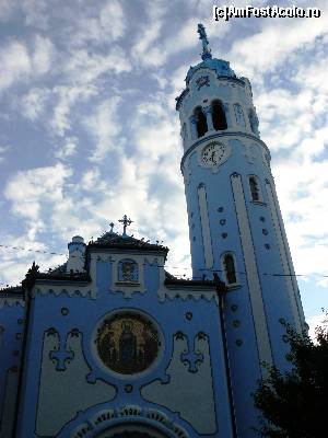 [P22] Biserica Albastra este construita din ipsos de culoare albastra, este acoperita cu tigla albastra si are geamuri largi de culoare albastra. In fata altarului principal, este asezata statuia Elisabetei, fiica regelui Andrei al II-lea, tinand in mana un buchet de trandafiri.  » foto by stellinna
 - 
<span class="allrVoted glyphicon glyphicon-heart hidden" id="av678232"></span>
<a class="m-l-10 hidden" id="sv678232" onclick="voting_Foto_DelVot(,678232,4596)" role="button">șterge vot <span class="glyphicon glyphicon-remove"></span></a>
<a id="v9678232" class=" c-red"  onclick="voting_Foto_SetVot(678232)" role="button"><span class="glyphicon glyphicon-heart-empty"></span> <b>LIKE</b> = Votează poza</a> <img class="hidden"  id="f678232W9" src="/imagini/loader.gif" border="0" /><span class="AjErrMes hidden" id="e678232ErM"></span>