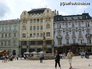 [P29] In piata principala din Bratislava, se afla cea mai veche fantana din Bratislava, Fantana lui Maximilian sau Roland, care, dateaza din anul 1572 si a fost realizata in atelierul pietrarului austriac Andreas Lutringer, cu participarea financiara a regelui maghiar Maximilian al II lea.  » foto by stellinna
 - 
<span class="allrVoted glyphicon glyphicon-heart hidden" id="av678290"></span>
<a class="m-l-10 hidden" id="sv678290" onclick="voting_Foto_DelVot(,678290,4596)" role="button">șterge vot <span class="glyphicon glyphicon-remove"></span></a>
<a id="v9678290" class=" c-red"  onclick="voting_Foto_SetVot(678290)" role="button"><span class="glyphicon glyphicon-heart-empty"></span> <b>LIKE</b> = Votează poza</a> <img class="hidden"  id="f678290W9" src="/imagini/loader.gif" border="0" /><span class="AjErrMes hidden" id="e678290ErM"></span>