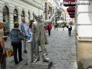 [P38] Aceasta statuie reprezinta o figura unica a Bratislavei, pe numele lui real Ignac Lamar, nascut in anul 1897, acesta a devenit renumit prin politetea lui neobisnuita. Obisnuia sa se plimbe prin oras, imbracat elegant si frecvent obisnuia sa isi descopere capul cand trecea prin apropierea doamnelor. A murit la finalul anilor’70.  » foto by stellinna
 - 
<span class="allrVoted glyphicon glyphicon-heart hidden" id="av678299"></span>
<a class="m-l-10 hidden" id="sv678299" onclick="voting_Foto_DelVot(,678299,4596)" role="button">șterge vot <span class="glyphicon glyphicon-remove"></span></a>
<a id="v9678299" class=" c-red"  onclick="voting_Foto_SetVot(678299)" role="button"><span class="glyphicon glyphicon-heart-empty"></span> <b>LIKE</b> = Votează poza</a> <img class="hidden"  id="f678299W9" src="/imagini/loader.gif" border="0" /><span class="AjErrMes hidden" id="e678299ErM"></span>