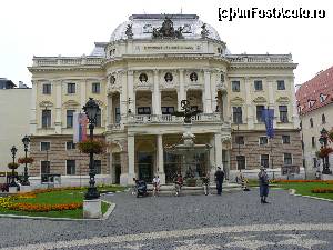 [P55] Cladirea impunatoare a Teatrului National, construita in anul 1886 in stil neorenascentist domina Piata Hviezdoslav. Fatada principala a cladirii a fost decorata cu statui alegorice sculptate de V. Tilgner. In fata Teatrului se gaseste Fantana lui Ganymede, construita tot de V. Tilgner in anul 1888.  » foto by stellinna
 - 
<span class="allrVoted glyphicon glyphicon-heart hidden" id="av678375"></span>
<a class="m-l-10 hidden" id="sv678375" onclick="voting_Foto_DelVot(,678375,4596)" role="button">șterge vot <span class="glyphicon glyphicon-remove"></span></a>
<a id="v9678375" class=" c-red"  onclick="voting_Foto_SetVot(678375)" role="button"><span class="glyphicon glyphicon-heart-empty"></span> <b>LIKE</b> = Votează poza</a> <img class="hidden"  id="f678375W9" src="/imagini/loader.gif" border="0" /><span class="AjErrMes hidden" id="e678375ErM"></span>