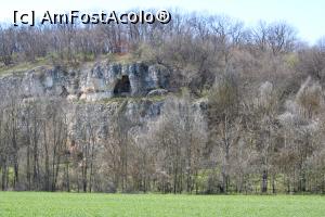 [P39] Rezervația Naturală Canaraua Fetii, jud. Constanța, Peștera Sihaștrilor (dreapta), O altă peșteră (în stânga) și brâna dintre ele, crucea este deasupra, vezi semnul cu roșu, poză mărită la maxim... » foto by mprofeanu
 - 
<span class="allrVoted glyphicon glyphicon-heart hidden" id="av1230727"></span>
<a class="m-l-10 hidden" id="sv1230727" onclick="voting_Foto_DelVot(,1230727,4623)" role="button">șterge vot <span class="glyphicon glyphicon-remove"></span></a>
<a id="v91230727" class=" c-red"  onclick="voting_Foto_SetVot(1230727)" role="button"><span class="glyphicon glyphicon-heart-empty"></span> <b>LIKE</b> = Votează poza</a> <img class="hidden"  id="f1230727W9" src="/imagini/loader.gif" border="0" /><span class="AjErrMes hidden" id="e1230727ErM"></span>