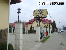 [P05] Pensiunea - Restaurant Viena Tg. Mures - intrarea de la sosea » foto by biancuta
 - 
<span class="allrVoted glyphicon glyphicon-heart hidden" id="av73246"></span>
<a class="m-l-10 hidden" id="sv73246" onclick="voting_Foto_DelVot(,73246,4629)" role="button">șterge vot <span class="glyphicon glyphicon-remove"></span></a>
<a id="v973246" class=" c-red"  onclick="voting_Foto_SetVot(73246)" role="button"><span class="glyphicon glyphicon-heart-empty"></span> <b>LIKE</b> = Votează poza</a> <img class="hidden"  id="f73246W9" src="/imagini/loader.gif" border="0" /><span class="AjErrMes hidden" id="e73246ErM"></span>