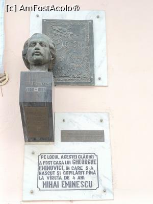 [P05] Bust și plăcuță pe casa din Centrul Vechi al Botoșaniului. » foto by tata123 🔱
 - 
<span class="allrVoted glyphicon glyphicon-heart hidden" id="av1466680"></span>
<a class="m-l-10 hidden" id="sv1466680" onclick="voting_Foto_DelVot(,1466680,4656)" role="button">șterge vot <span class="glyphicon glyphicon-remove"></span></a>
<a id="v91466680" class=" c-red"  onclick="voting_Foto_SetVot(1466680)" role="button"><span class="glyphicon glyphicon-heart-empty"></span> <b>LIKE</b> = Votează poza</a> <img class="hidden"  id="f1466680W9" src="/imagini/loader.gif" border="0" /><span class="AjErrMes hidden" id="e1466680ErM"></span>