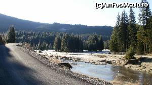 [P06] Lacul Bolboci (oct. 2011): drumul din stanga lacului cand privesti dinspre coada lacului spre baraj. O portiune de 200-300 m era asfaltata, restul era pregatita pentru asfaltare.  » foto by Nicu V
 - 
<span class="allrVoted glyphicon glyphicon-heart hidden" id="av403683"></span>
<a class="m-l-10 hidden" id="sv403683" onclick="voting_Foto_DelVot(,403683,4681)" role="button">șterge vot <span class="glyphicon glyphicon-remove"></span></a>
<a id="v9403683" class=" c-red"  onclick="voting_Foto_SetVot(403683)" role="button"><span class="glyphicon glyphicon-heart-empty"></span> <b>LIKE</b> = Votează poza</a> <img class="hidden"  id="f403683W9" src="/imagini/loader.gif" border="0" /><span class="AjErrMes hidden" id="e403683ErM"></span>