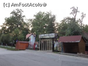 [P18] Intrarea în Muzeul Satului Bănățean - imediat în dreapta se află restaurantul „La Pădure”, Timișoara.  » foto by tata123 🔱
 - 
<span class="allrVoted glyphicon glyphicon-heart hidden" id="av795251"></span>
<a class="m-l-10 hidden" id="sv795251" onclick="voting_Foto_DelVot(,795251,4715)" role="button">șterge vot <span class="glyphicon glyphicon-remove"></span></a>
<a id="v9795251" class=" c-red"  onclick="voting_Foto_SetVot(795251)" role="button"><span class="glyphicon glyphicon-heart-empty"></span> <b>LIKE</b> = Votează poza</a> <img class="hidden"  id="f795251W9" src="/imagini/loader.gif" border="0" /><span class="AjErrMes hidden" id="e795251ErM"></span>