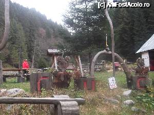 [P24] Tot felul de decorațiuni prin curtea cabanei.  » foto by Aurici
 - 
<span class="allrVoted glyphicon glyphicon-heart hidden" id="av694390"></span>
<a class="m-l-10 hidden" id="sv694390" onclick="voting_Foto_DelVot(,694390,4725)" role="button">șterge vot <span class="glyphicon glyphicon-remove"></span></a>
<a id="v9694390" class=" c-red"  onclick="voting_Foto_SetVot(694390)" role="button"><span class="glyphicon glyphicon-heart-empty"></span> <b>LIKE</b> = Votează poza</a> <img class="hidden"  id="f694390W9" src="/imagini/loader.gif" border="0" /><span class="AjErrMes hidden" id="e694390ErM"></span>