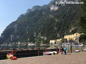 [P62] Riva del Garda - in dreapta coloanele de apa » foto by Aurici
 - 
<span class="allrVoted glyphicon glyphicon-heart hidden" id="av673602"></span>
<a class="m-l-10 hidden" id="sv673602" onclick="voting_Foto_DelVot(,673602,4749)" role="button">șterge vot <span class="glyphicon glyphicon-remove"></span></a>
<a id="v9673602" class=" c-red"  onclick="voting_Foto_SetVot(673602)" role="button"><span class="glyphicon glyphicon-heart-empty"></span> <b>LIKE</b> = Votează poza</a> <img class="hidden"  id="f673602W9" src="/imagini/loader.gif" border="0" /><span class="AjErrMes hidden" id="e673602ErM"></span>