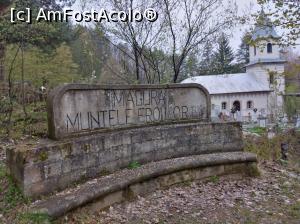 [P11] Pe drum spre, Monumentul Eroilor, Măgura Ocnei, lângă Târgu Ocna, biserica cu cimitir » foto by Mioritik <span class="label label-default labelC_thin small">NEVOTABILĂ</span>