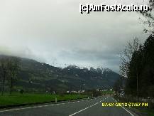 [P67] am intrat in Zillertal, de o parte si de alta sunt muntii, in stanga e acel rau Zeller.Pensiunea este langa versantul muntos din stanga,la aprox. 4 km de aici. » foto by adryana
 - 
<span class="allrVoted glyphicon glyphicon-heart hidden" id="av313325"></span>
<a class="m-l-10 hidden" id="sv313325" onclick="voting_Foto_DelVot(,313325,4839)" role="button">șterge vot <span class="glyphicon glyphicon-remove"></span></a>
<a id="v9313325" class=" c-red"  onclick="voting_Foto_SetVot(313325)" role="button"><span class="glyphicon glyphicon-heart-empty"></span> <b>LIKE</b> = Votează poza</a> <img class="hidden"  id="f313325W9" src="/imagini/loader.gif" border="0" /><span class="AjErrMes hidden" id="e313325ErM"></span>