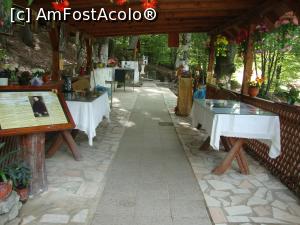 [P63] În apropierea izvorului găsim expuse numeroase informații și imagini ale lui Arsenie Boca.  » foto by Floryn81
 - 
<span class="allrVoted glyphicon glyphicon-heart hidden" id="av720703"></span>
<a class="m-l-10 hidden" id="sv720703" onclick="voting_Foto_DelVot(,720703,4842)" role="button">șterge vot <span class="glyphicon glyphicon-remove"></span></a>
<a id="v9720703" class=" c-red"  onclick="voting_Foto_SetVot(720703)" role="button"><span class="glyphicon glyphicon-heart-empty"></span> <b>LIKE</b> = Votează poza</a> <img class="hidden"  id="f720703W9" src="/imagini/loader.gif" border="0" /><span class="AjErrMes hidden" id="e720703ErM"></span>