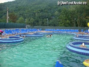 [P10] 1. Ștrandul Cozia AquaPark - una dintre piscinele neacoperite. Pe margine se observă acele mici jacuzzi, unde ne-a plăcut uneori să lenevim.  » foto by Floryn81
 - 
<span class="allrVoted glyphicon glyphicon-heart hidden" id="av680467"></span>
<a class="m-l-10 hidden" id="sv680467" onclick="voting_Foto_DelVot(,680467,4859)" role="button">șterge vot <span class="glyphicon glyphicon-remove"></span></a>
<a id="v9680467" class=" c-red"  onclick="voting_Foto_SetVot(680467)" role="button"><span class="glyphicon glyphicon-heart-empty"></span> <b>LIKE</b> = Votează poza</a> <img class="hidden"  id="f680467W9" src="/imagini/loader.gif" border="0" /><span class="AjErrMes hidden" id="e680467ErM"></span>