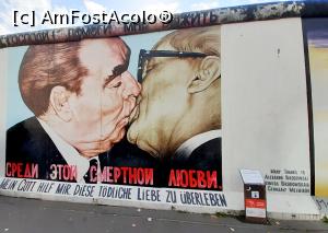 [P01] East Side Gallery - sărutul tovărășesc dintre Brejnev și Honecker » foto by Carmen Ion
 - 
<span class="allrVoted glyphicon glyphicon-heart hidden" id="av1283062"></span>
<a class="m-l-10 hidden" id="sv1283062" onclick="voting_Foto_DelVot(,1283062,4900)" role="button">șterge vot <span class="glyphicon glyphicon-remove"></span></a>
<a id="v91283062" class=" c-red"  onclick="voting_Foto_SetVot(1283062)" role="button"><span class="glyphicon glyphicon-heart-empty"></span> <b>LIKE</b> = Votează poza</a> <img class="hidden"  id="f1283062W9" src="/imagini/loader.gif" border="0" /><span class="AjErrMes hidden" id="e1283062ErM"></span>