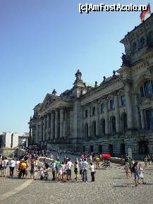 [P03] Berlin : aici ajunsese coada la intrarea în Bundestag aflată în dreapta coloanelor centrale » foto by mariana.olaru
 - 
<span class="allrVoted glyphicon glyphicon-heart hidden" id="av161517"></span>
<a class="m-l-10 hidden" id="sv161517" onclick="voting_Foto_DelVot(,161517,4900)" role="button">șterge vot <span class="glyphicon glyphicon-remove"></span></a>
<a id="v9161517" class=" c-red"  onclick="voting_Foto_SetVot(161517)" role="button"><span class="glyphicon glyphicon-heart-empty"></span> <b>LIKE</b> = Votează poza</a> <img class="hidden"  id="f161517W9" src="/imagini/loader.gif" border="0" /><span class="AjErrMes hidden" id="e161517ErM"></span>