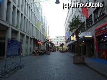 [P02] Strada și intrarea a doua în mall-ul care găzduia și Hotelul Hellemite din Berlin » foto by mariana.olaru
 - 
<span class="allrVoted glyphicon glyphicon-heart hidden" id="av162029"></span>
<a class="m-l-10 hidden" id="sv162029" onclick="voting_Foto_DelVot(,162029,4900)" role="button">șterge vot <span class="glyphicon glyphicon-remove"></span></a>
<a id="v9162029" class=" c-red"  onclick="voting_Foto_SetVot(162029)" role="button"><span class="glyphicon glyphicon-heart-empty"></span> <b>LIKE</b> = Votează poza</a> <img class="hidden"  id="f162029W9" src="/imagini/loader.gif" border="0" /><span class="AjErrMes hidden" id="e162029ErM"></span>