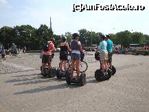 [P09] Piața din fața Primăriei Rosii din Berlin este punct de plecare în tururi ghidate pe diverse trasee ale capitalei. Un astfel de tur este cel pe segway... » foto by mariana.olaru
 - 
<span class="allrVoted glyphicon glyphicon-heart hidden" id="av173380"></span>
<a class="m-l-10 hidden" id="sv173380" onclick="voting_Foto_DelVot(,173380,4900)" role="button">șterge vot <span class="glyphicon glyphicon-remove"></span></a>
<a id="v9173380" class=" c-red"  onclick="voting_Foto_SetVot(173380)" role="button"><span class="glyphicon glyphicon-heart-empty"></span> <b>LIKE</b> = Votează poza</a> <img class="hidden"  id="f173380W9" src="/imagini/loader.gif" border="0" /><span class="AjErrMes hidden" id="e173380ErM"></span>