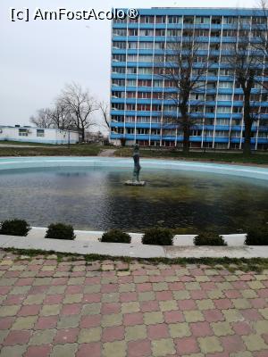 [P05] Bazinul și statuia din fața restautantului » foto by mmierla
 - 
<span class="allrVoted glyphicon glyphicon-heart hidden" id="av1525627"></span>
<a class="m-l-10 hidden" id="sv1525627" onclick="voting_Foto_DelVot(,1525627,4946)" role="button">șterge vot <span class="glyphicon glyphicon-remove"></span></a>
<a id="v91525627" class=" c-red"  onclick="voting_Foto_SetVot(1525627)" role="button"><span class="glyphicon glyphicon-heart-empty"></span> <b>LIKE</b> = Votează poza</a> <img class="hidden"  id="f1525627W9" src="/imagini/loader.gif" border="0" /><span class="AjErrMes hidden" id="e1525627ErM"></span>