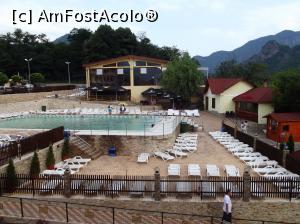 [P11] Piscina (pe seara) de la Hotel Casa Romaneasca. In spate cladirea cu piscina acoperita. barul. In dreapta prima cladire cu vestiare, apoi cladirea cu acoperis rosu unde se comanda pizza pe vatra ..:), iar cea mica e locul unde se plateste intrarea la piscina. » foto by ascent
 - 
<span class="allrVoted glyphicon glyphicon-heart hidden" id="av1003456"></span>
<a class="m-l-10 hidden" id="sv1003456" onclick="voting_Foto_DelVot(,1003456,5065)" role="button">șterge vot <span class="glyphicon glyphicon-remove"></span></a>
<a id="v91003456" class=" c-red"  onclick="voting_Foto_SetVot(1003456)" role="button"><span class="glyphicon glyphicon-heart-empty"></span> <b>LIKE</b> = Votează poza</a> <img class="hidden"  id="f1003456W9" src="/imagini/loader.gif" border="0" /><span class="AjErrMes hidden" id="e1003456ErM"></span>