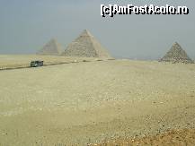 [P01] Cairo - Platoul Giza. Piramida lui Khufu (Keops) alaturi de piramidele faraonilor Khafre si Menkaure, fiul si nepotul lui Khufu. » foto by iulianic
 - 
<span class="allrVoted glyphicon glyphicon-heart hidden" id="av298213"></span>
<a class="m-l-10 hidden" id="sv298213" onclick="voting_Foto_DelVot(,298213,5067)" role="button">șterge vot <span class="glyphicon glyphicon-remove"></span></a>
<a id="v9298213" class=" c-red"  onclick="voting_Foto_SetVot(298213)" role="button"><span class="glyphicon glyphicon-heart-empty"></span> <b>LIKE</b> = Votează poza</a> <img class="hidden"  id="f298213W9" src="/imagini/loader.gif" border="0" /><span class="AjErrMes hidden" id="e298213ErM"></span>