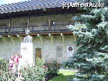[P23] Manastirea Putna - Bustul lui Mihai Eminescu. » foto by iulianic
 - 
<span class="allrVoted glyphicon glyphicon-heart hidden" id="av242591"></span>
<a class="m-l-10 hidden" id="sv242591" onclick="voting_Foto_DelVot(,242591,5114)" role="button">șterge vot <span class="glyphicon glyphicon-remove"></span></a>
<a id="v9242591" class=" c-red"  onclick="voting_Foto_SetVot(242591)" role="button"><span class="glyphicon glyphicon-heart-empty"></span> <b>LIKE</b> = Votează poza</a> <img class="hidden"  id="f242591W9" src="/imagini/loader.gif" border="0" /><span class="AjErrMes hidden" id="e242591ErM"></span>