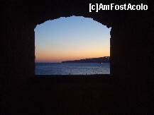 P12 [MAR-2011] Dini nteriorul Castel dell'Ovo de la una din ferestre imaginea apusului si a lui Posillipo