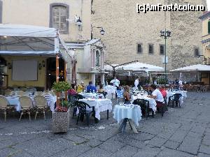 [P07] In Piateta Marinari aflata in imediata apropiere a Castelului d'Ovo, restaurantele isi asteapta clientii. In oras sunt peste 4oo de biserici asa ca aceasta nu este unica care binecuvanteaza turistii care se opresc sa manance la terasele amenajate alaturat de zidurile bisericii.  » foto by amero
 - 
<span class="allrVoted glyphicon glyphicon-heart hidden" id="av581024"></span>
<a class="m-l-10 hidden" id="sv581024" onclick="voting_Foto_DelVot(,581024,5128)" role="button">șterge vot <span class="glyphicon glyphicon-remove"></span></a>
<a id="v9581024" class=" c-red"  onclick="voting_Foto_SetVot(581024)" role="button"><span class="glyphicon glyphicon-heart-empty"></span> <b>LIKE</b> = Votează poza</a> <img class="hidden"  id="f581024W9" src="/imagini/loader.gif" border="0" /><span class="AjErrMes hidden" id="e581024ErM"></span>