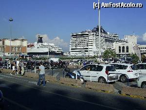 [P24] Napoli - În port, vapoare ancorate, maşini şi foarte multe scutere.  » foto by iulianic
 - 
<span class="allrVoted glyphicon glyphicon-heart hidden" id="av405138"></span>
<a class="m-l-10 hidden" id="sv405138" onclick="voting_Foto_DelVot(,405138,5128)" role="button">șterge vot <span class="glyphicon glyphicon-remove"></span></a>
<a id="v9405138" class=" c-red"  onclick="voting_Foto_SetVot(405138)" role="button"><span class="glyphicon glyphicon-heart-empty"></span> <b>LIKE</b> = Votează poza</a> <img class="hidden"  id="f405138W9" src="/imagini/loader.gif" border="0" /><span class="AjErrMes hidden" id="e405138ErM"></span>