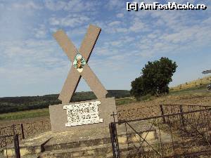 [P03] Indicatorul de pe şosea, cu crucea Sfântului Andrei, către mănăstire.  » foto by Carmen Ion
 - 
<span class="allrVoted glyphicon glyphicon-heart hidden" id="av656017"></span>
<a class="m-l-10 hidden" id="sv656017" onclick="voting_Foto_DelVot(,656017,5136)" role="button">șterge vot <span class="glyphicon glyphicon-remove"></span></a>
<a id="v9656017" class=" c-red"  onclick="voting_Foto_SetVot(656017)" role="button"><span class="glyphicon glyphicon-heart-empty"></span> <b>LIKE</b> = Votează poza</a> <img class="hidden"  id="f656017W9" src="/imagini/loader.gif" border="0" /><span class="AjErrMes hidden" id="e656017ErM"></span>