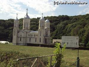 [P04] La intrarea în complexul monahal se vede biserica cea mare şi un panou avertizează asupra obligativităţii unei ţinute decente.  » foto by Carmen Ion
 - 
<span class="allrVoted glyphicon glyphicon-heart hidden" id="av656018"></span>
<a class="m-l-10 hidden" id="sv656018" onclick="voting_Foto_DelVot(,656018,5136)" role="button">șterge vot <span class="glyphicon glyphicon-remove"></span></a>
<a id="v9656018" class=" c-red"  onclick="voting_Foto_SetVot(656018)" role="button"><span class="glyphicon glyphicon-heart-empty"></span> <b>LIKE</b> = Votează poza</a> <img class="hidden"  id="f656018W9" src="/imagini/loader.gif" border="0" /><span class="AjErrMes hidden" id="e656018ErM"></span>