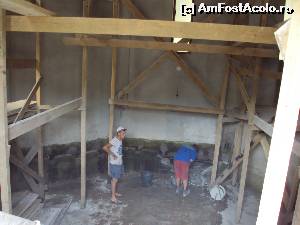 [P06] În interiorul baptisteriului se lucrează; după terminarea lucrărilor pelerinii vor putea lua de aici apă sfinţită.  » foto by Carmen Ion
 - 
<span class="allrVoted glyphicon glyphicon-heart hidden" id="av656020"></span>
<a class="m-l-10 hidden" id="sv656020" onclick="voting_Foto_DelVot(,656020,5136)" role="button">șterge vot <span class="glyphicon glyphicon-remove"></span></a>
<a id="v9656020" class=" c-red"  onclick="voting_Foto_SetVot(656020)" role="button"><span class="glyphicon glyphicon-heart-empty"></span> <b>LIKE</b> = Votează poza</a> <img class="hidden"  id="f656020W9" src="/imagini/loader.gif" border="0" /><span class="AjErrMes hidden" id="e656020ErM"></span>