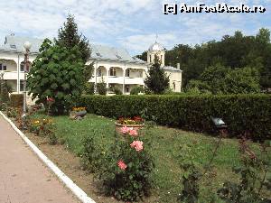 [P09] Chiliile şi biserica mică văzute de pe aleea care duce la biserica mare.  » foto by Carmen Ion
 - 
<span class="allrVoted glyphicon glyphicon-heart hidden" id="av656023"></span>
<a class="m-l-10 hidden" id="sv656023" onclick="voting_Foto_DelVot(,656023,5136)" role="button">șterge vot <span class="glyphicon glyphicon-remove"></span></a>
<a id="v9656023" class=" c-red"  onclick="voting_Foto_SetVot(656023)" role="button"><span class="glyphicon glyphicon-heart-empty"></span> <b>LIKE</b> = Votează poza</a> <img class="hidden"  id="f656023W9" src="/imagini/loader.gif" border="0" /><span class="AjErrMes hidden" id="e656023ErM"></span>