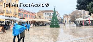 [P31] Nafplio. Ploua in Piata Syntagma, iar cafenelele si terasele sunt aproape pustii. Drept in fata, dupa brad, la dreapta se afla cladirea Scolii Vechi Trianon (fosta Moschee Aga Pasha). » foto by ovidiuyepi
 - 
<span class="allrVoted glyphicon glyphicon-heart hidden" id="av1297929"></span>
<a class="m-l-10 hidden" id="sv1297929" onclick="voting_Foto_DelVot(,1297929,5137)" role="button">șterge vot <span class="glyphicon glyphicon-remove"></span></a>
<a id="v91297929" class=" c-red"  onclick="voting_Foto_SetVot(1297929)" role="button"><span class="glyphicon glyphicon-heart-empty"></span> <b>LIKE</b> = Votează poza</a> <img class="hidden"  id="f1297929W9" src="/imagini/loader.gif" border="0" /><span class="AjErrMes hidden" id="e1297929ErM"></span>