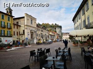 [P07] Arona, piața dintre lungolago și vechiul port; în stânga, pe fundal, se vede Rocca di Borromeo » foto by crismis
 - 
<span class="allrVoted glyphicon glyphicon-heart hidden" id="av1274009"></span>
<a class="m-l-10 hidden" id="sv1274009" onclick="voting_Foto_DelVot(,1274009,5274)" role="button">șterge vot <span class="glyphicon glyphicon-remove"></span></a>
<a id="v91274009" class=" c-red"  onclick="voting_Foto_SetVot(1274009)" role="button"><span class="glyphicon glyphicon-heart-empty"></span> <b>LIKE</b> = Votează poza</a> <img class="hidden"  id="f1274009W9" src="/imagini/loader.gif" border="0" /><span class="AjErrMes hidden" id="e1274009ErM"></span>