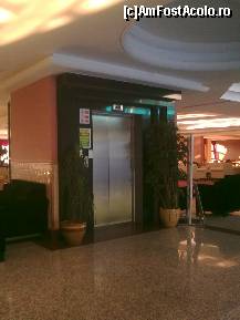 [P68] Unul dintre ascensoarele exterioare ale Resortului... Aici se află în holul hoteluluişi iese în afară de la nivelul 2. Dacă-l iei în jos,la nivelul -1 este Conference Room, la nivelul-2 esterestaurantul Green... » foto by Aeerdna*
 - 
<span class="allrVoted glyphicon glyphicon-heart hidden" id="av263092"></span>
<a class="m-l-10 hidden" id="sv263092" onclick="voting_Foto_DelVot(,263092,5325)" role="button">șterge vot <span class="glyphicon glyphicon-remove"></span></a>
<a id="v9263092" class=" c-red"  onclick="voting_Foto_SetVot(263092)" role="button"><span class="glyphicon glyphicon-heart-empty"></span> <b>LIKE</b> = Votează poza</a> <img class="hidden"  id="f263092W9" src="/imagini/loader.gif" border="0" /><span class="AjErrMes hidden" id="e263092ErM"></span>