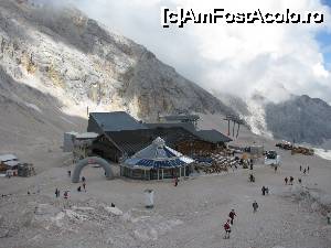 [P37] Vedere de la capela asupra restaurantului Zugspitzplatt. Iarna e alta distractie...  » foto by spiros
 - 
<span class="allrVoted glyphicon glyphicon-heart hidden" id="av679707"></span>
<a class="m-l-10 hidden" id="sv679707" onclick="voting_Foto_DelVot(,679707,5408)" role="button">șterge vot <span class="glyphicon glyphicon-remove"></span></a>
<a id="v9679707" class=" c-red"  onclick="voting_Foto_SetVot(679707)" role="button"><span class="glyphicon glyphicon-heart-empty"></span> <b>LIKE</b> = Votează poza</a> <img class="hidden"  id="f679707W9" src="/imagini/loader.gif" border="0" /><span class="AjErrMes hidden" id="e679707ErM"></span>