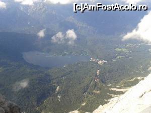 [P48] Lacul Eibsee, Hotelul Eibsee si telecabina care coboara la Eibsee » foto by spiros
 - 
<span class="allrVoted glyphicon glyphicon-heart hidden" id="av679727"></span>
<a class="m-l-10 hidden" id="sv679727" onclick="voting_Foto_DelVot(,679727,5408)" role="button">șterge vot <span class="glyphicon glyphicon-remove"></span></a>
<a id="v9679727" class=" c-red"  onclick="voting_Foto_SetVot(679727)" role="button"><span class="glyphicon glyphicon-heart-empty"></span> <b>LIKE</b> = Votează poza</a> <img class="hidden"  id="f679727W9" src="/imagini/loader.gif" border="0" /><span class="AjErrMes hidden" id="e679727ErM"></span>