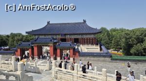 [P16] Sala a fost construita pentru prima data in 1420, cu acoperisul patrat si stresini in 4 directii, acoperite cu tigle albastre glazurate, iar placa salii poarta o inscriptie scrisa de mana imparatului Jiajing din dinastia Ming. » foto by geani anto
 - 
<span class="allrVoted glyphicon glyphicon-heart hidden" id="av1491085"></span>
<a class="m-l-10 hidden" id="sv1491085" onclick="voting_Foto_DelVot(,1491085,5458)" role="button">șterge vot <span class="glyphicon glyphicon-remove"></span></a>
<a id="v91491085" class=" c-red"  onclick="voting_Foto_SetVot(1491085)" role="button"><span class="glyphicon glyphicon-heart-empty"></span> <b>LIKE</b> = Votează poza</a> <img class="hidden"  id="f1491085W9" src="/imagini/loader.gif" border="0" /><span class="AjErrMes hidden" id="e1491085ErM"></span>
