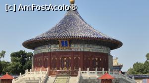 [P22] Daca te uiti de departe, bolta este ca o umbrela albastra cu cap auriu. Are un tavan casetat cu un design verde albastrui, cu un dragon incolacit in centru, care se joaca cu o perla si alti 360 de dragoni mici in jur. A fost folosita pentru a adaposti tabletele Zeului Cerului si ale stramosilor imparatului dupa ceremoniile de venerare a cerului. » foto by geani anto
 - 
<span class="allrVoted glyphicon glyphicon-heart hidden" id="av1491091"></span>
<a class="m-l-10 hidden" id="sv1491091" onclick="voting_Foto_DelVot(,1491091,5458)" role="button">șterge vot <span class="glyphicon glyphicon-remove"></span></a>
<a id="v91491091" class=" c-red"  onclick="voting_Foto_SetVot(1491091)" role="button"><span class="glyphicon glyphicon-heart-empty"></span> <b>LIKE</b> = Votează poza</a> <img class="hidden"  id="f1491091W9" src="/imagini/loader.gif" border="0" /><span class="AjErrMes hidden" id="e1491091ErM"></span>