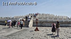 [P28] Altarul Circular era locul unde se tinea ceremonia de venerare a cerului la solstitiul de iarna in fiecare an, fiind cunoscut sub numele de Terasa Venerarii Cerului. Terasa rotunda a fost initial acoperita cu dale vitrate de un albastru intens, care au fost ulterior inlocuite cu dale de piatra de un verde deschis, inconjurate de o balustrada de marmura alba. Treptele fiecarui etaj principal, dalele fiecarui nivel si balustrada sunt 9 sau multipli de 9, simbolizand cele 9 straturi ale cerului. In China antica, numerele impare erau numite numere pozitive, iar numerele pare se numeau numere negative. 9 este cel mai mare numar pozitiv, astfel ca 9 a fost folosit pentru a arata autoritatea imperiala. » foto by geani anto
 - 
<span class="allrVoted glyphicon glyphicon-heart hidden" id="av1491097"></span>
<a class="m-l-10 hidden" id="sv1491097" onclick="voting_Foto_DelVot(,1491097,5458)" role="button">șterge vot <span class="glyphicon glyphicon-remove"></span></a>
<a id="v91491097" class=" c-red"  onclick="voting_Foto_SetVot(1491097)" role="button"><span class="glyphicon glyphicon-heart-empty"></span> <b>LIKE</b> = Votează poza</a> <img class="hidden"  id="f1491097W9" src="/imagini/loader.gif" border="0" /><span class="AjErrMes hidden" id="e1491097ErM"></span>