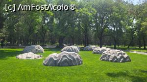[P04] In timpul domniei imparatului Ming Jiajing, 7 pietre gigantice au fost amplasate in sud-estul Marii Sali a Sacrificiului. Acestea sunt pietre cu motive montane gravate pe ele, simbolizand cele 7 varfuri ale Muntilor Taishan. Dupa ce manciurienii au urcat pe tron in centrul Chinei, pentru a arata ca si aceasta este una dintre nationalitatile Chinei, imparatul Qianlong a emis un edict pentru amplasarea unei alte pietre in directia nord-est, ceea ce insemna ca natiunea chineza este o familie mare si tara este unificata. » foto by geani anto
 - 
<span class="allrVoted glyphicon glyphicon-heart hidden" id="av1491073"></span>
<a class="m-l-10 hidden" id="sv1491073" onclick="voting_Foto_DelVot(,1491073,5458)" role="button">șterge vot <span class="glyphicon glyphicon-remove"></span></a>
<a id="v91491073" class=" c-red"  onclick="voting_Foto_SetVot(1491073)" role="button"><span class="glyphicon glyphicon-heart-empty"></span> <b>LIKE</b> = Votează poza</a> <img class="hidden"  id="f1491073W9" src="/imagini/loader.gif" border="0" /><span class="AjErrMes hidden" id="e1491073ErM"></span>