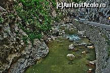 [P04] Despartite doar de vreo 20 de km de orasul Bicaz, Cheile Bicazului reprezinta una din cele mai atragatoare zone turistice ale tarii. Situate in partea centrala a Muntilor Hasmas, apartinand Carpatilor Orientali, si fiind delimitate la nord si nord-vest de Suhardul Mare (1506 m) si la sud-est de Suhardul Mic (1352 m), fac legatura intre judetele Neamt si Harghita. Cheile, cu o lungime de 8 km, ce se intind intre statiunea Lacu Rosu si satul Bicazul Ardelean, sunt formate de raul Bicaz si afluentii sai (din care cel mai important este Bicajelul) si leaga Transilvania de Moldova. » foto by adybyt
 - 
<span class="allrVoted glyphicon glyphicon-heart hidden" id="av192898"></span>
<a class="m-l-10 hidden" id="sv192898" onclick="voting_Foto_DelVot(,192898,5504)" role="button">șterge vot <span class="glyphicon glyphicon-remove"></span></a>
<a id="v9192898" class=" c-red"  onclick="voting_Foto_SetVot(192898)" role="button"><span class="glyphicon glyphicon-heart-empty"></span> <b>LIKE</b> = Votează poza</a> <img class="hidden"  id="f192898W9" src="/imagini/loader.gif" border="0" /><span class="AjErrMes hidden" id="e192898ErM"></span>