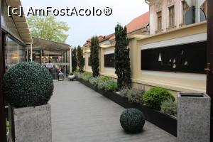 [P03] Oradea, Restaurantul Allegria, am intrat în curtea interioară, se vede în plan secund terasa » foto by mprofeanu
 - 
<span class="allrVoted glyphicon glyphicon-heart hidden" id="av1130140"></span>
<a class="m-l-10 hidden" id="sv1130140" onclick="voting_Foto_DelVot(,1130140,5534)" role="button">șterge vot <span class="glyphicon glyphicon-remove"></span></a>
<a id="v91130140" class=" c-red"  onclick="voting_Foto_SetVot(1130140)" role="button"><span class="glyphicon glyphicon-heart-empty"></span> <b>LIKE</b> = Votează poza</a> <img class="hidden"  id="f1130140W9" src="/imagini/loader.gif" border="0" /><span class="AjErrMes hidden" id="e1130140ErM"></span>