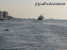 [P25] Intrand pe Canal la Port Said. Nava din pupa in operatiuni de ridicare a ambarcatiunii barcagiilor » foto by pepsi70ro
 - 
<span class="allrVoted glyphicon glyphicon-heart hidden" id="av67223"></span>
<a class="m-l-10 hidden" id="sv67223" onclick="voting_Foto_DelVot(,67223,5552)" role="button">șterge vot <span class="glyphicon glyphicon-remove"></span></a>
<a id="v967223" class=" c-red"  onclick="voting_Foto_SetVot(67223)" role="button"><span class="glyphicon glyphicon-heart-empty"></span> <b>LIKE</b> = Votează poza</a> <img class="hidden"  id="f67223W9" src="/imagini/loader.gif" border="0" /><span class="AjErrMes hidden" id="e67223ErM"></span>