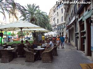 [P11] Plaza Reina - zonă hiperturistică -, plină de terase, cafenele, restaurante şi magazine.  » foto by Carmen Ion
 - 
<span class="allrVoted glyphicon glyphicon-heart hidden" id="av649130"></span>
<a class="m-l-10 hidden" id="sv649130" onclick="voting_Foto_DelVot(,649130,5604)" role="button">șterge vot <span class="glyphicon glyphicon-remove"></span></a>
<a id="v9649130" class=" c-red"  onclick="voting_Foto_SetVot(649130)" role="button"><span class="glyphicon glyphicon-heart-empty"></span> <b>LIKE</b> = Votează poza</a> <img class="hidden"  id="f649130W9" src="/imagini/loader.gif" border="0" /><span class="AjErrMes hidden" id="e649130ErM"></span>